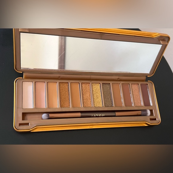 Eye Shadows - Picture 3 of 5